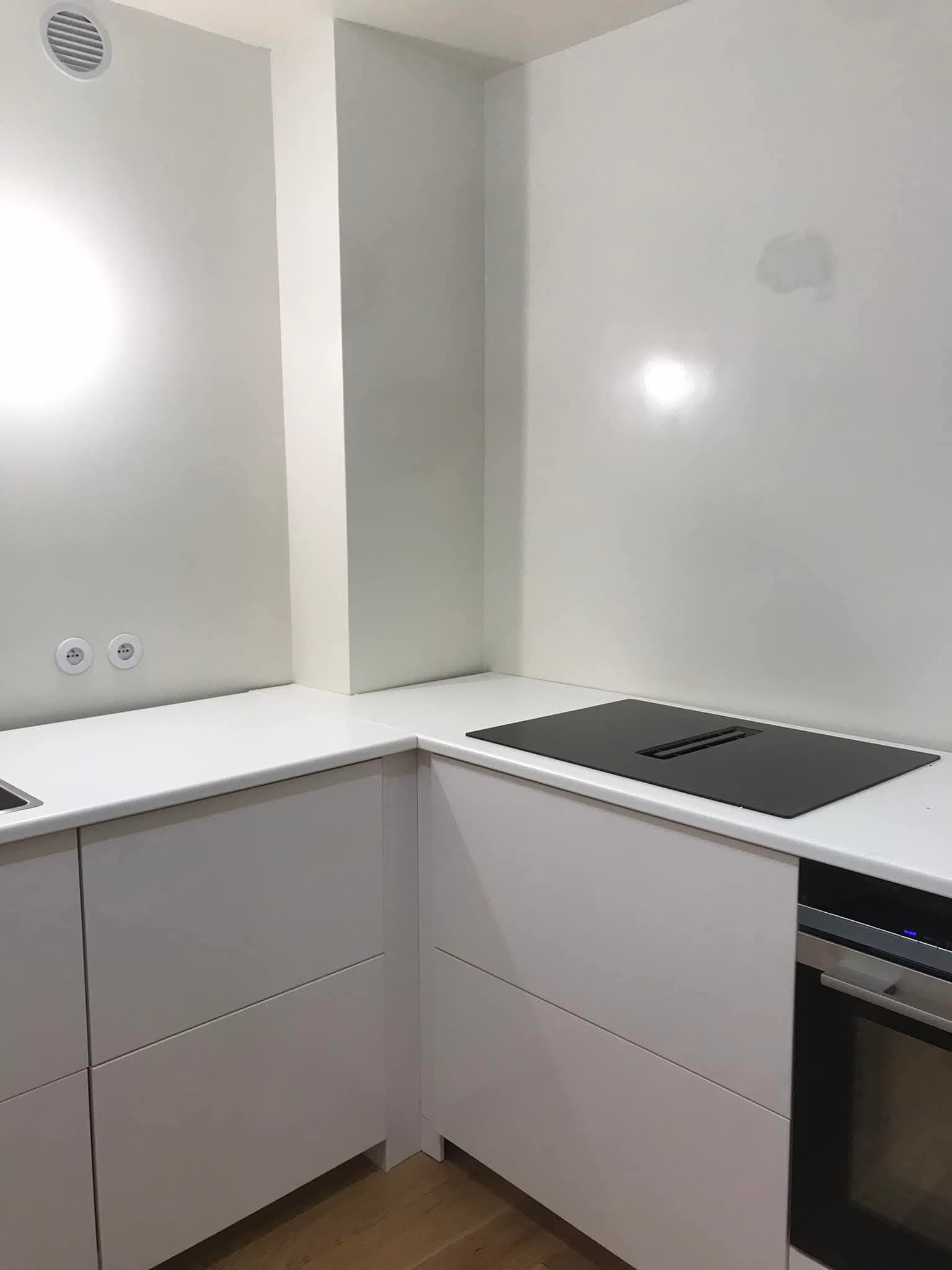 Cocina reformada — obra del grupo Construcciones Barcelona