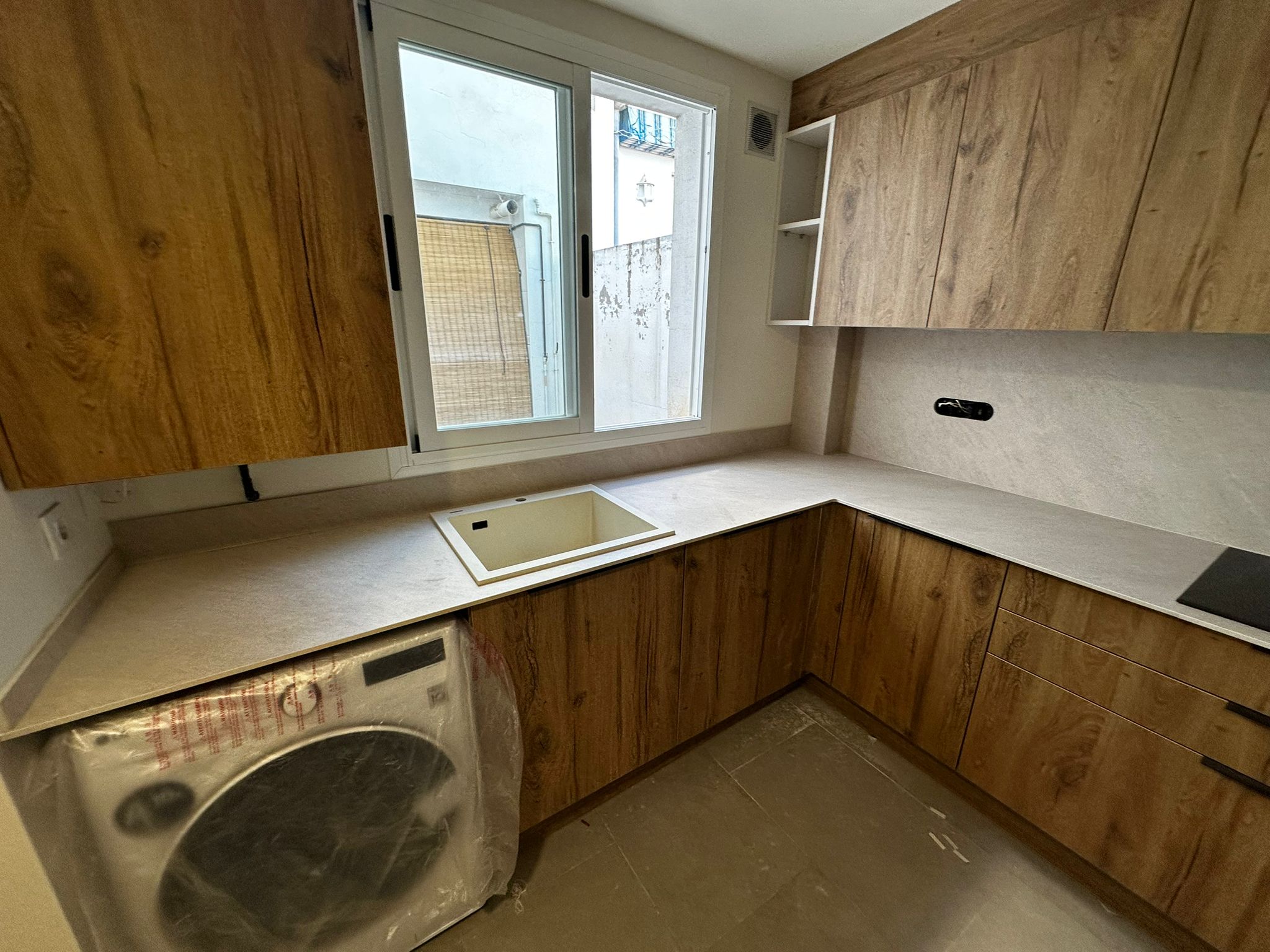 Cala de inspección para ver el estado real del forjado. — Construcciones Barcelona